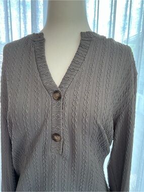 Women's Cable-Knit V-Neck Pullover Sweater in Light Gray